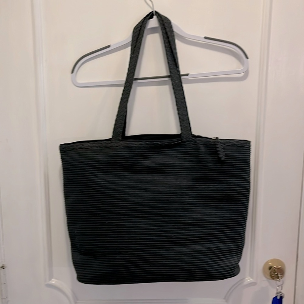 Coldwater Creek large black woven shoulder zip tote VGUC